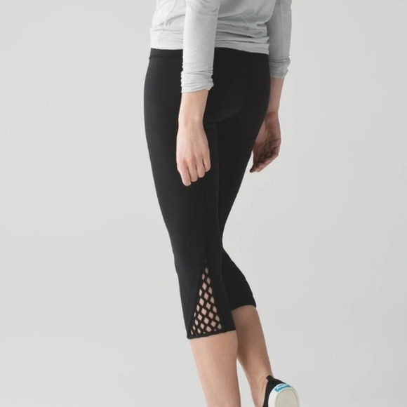 Lululemon True Self Crop II - Black sz 4 - Picture 1 of 8